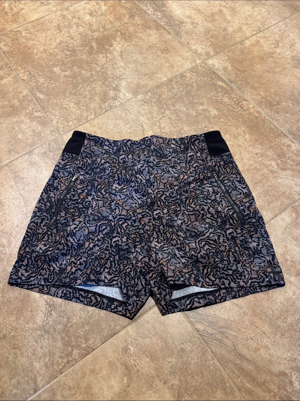 Athleta Trekkie North Patterned Shorts in Size 8 - Picture 2 of 5